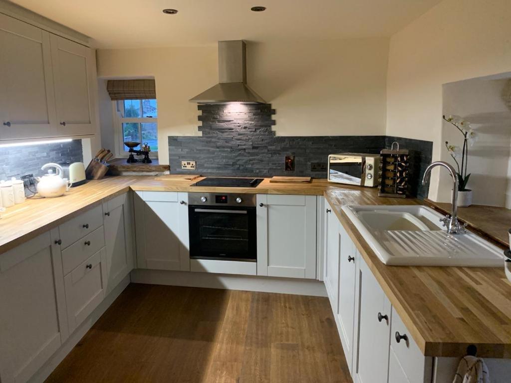 5 Star Cottage On The Green With Log Burner - Dog Friendly Austwick Extérieur photo